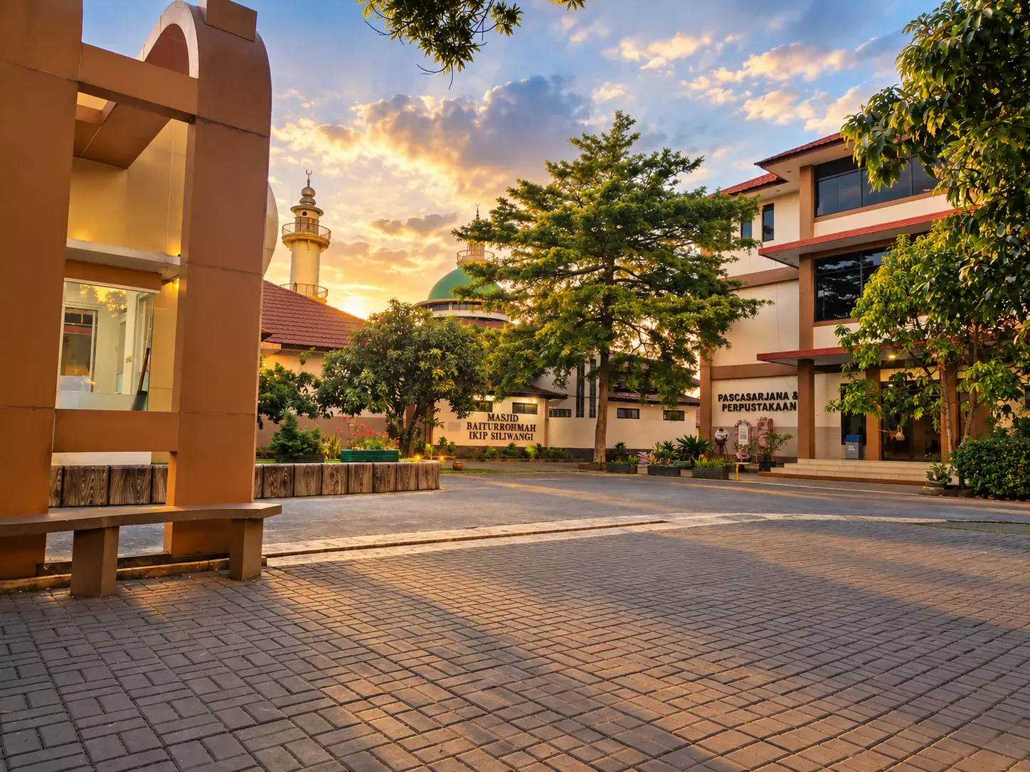 Masjid Baiturrohmah Siliwangi saat senja