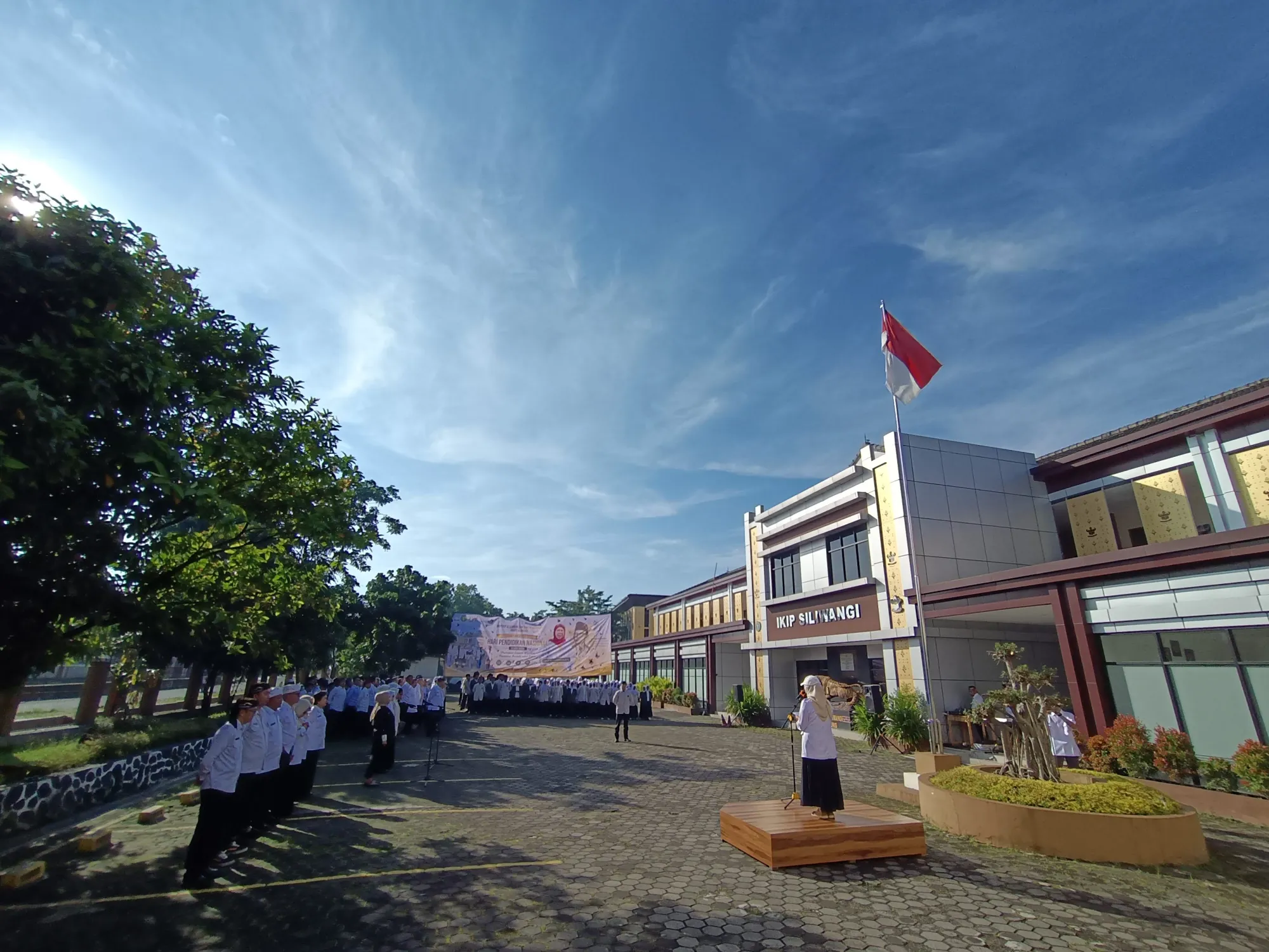 Kampus IKIP Siliwangi dengan bendera merah putih